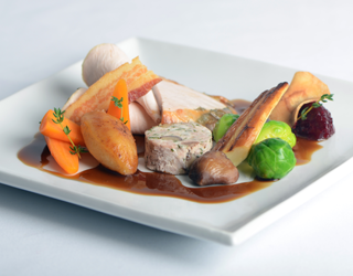 Recette - Dinde farcie aux marrons et rôtie, légumes de saison, compotée de canneberges et jus au porto Recette - Dinde farcie aux marrons et rôtie, légumes de saison, compotée de canneberges et jus au porto