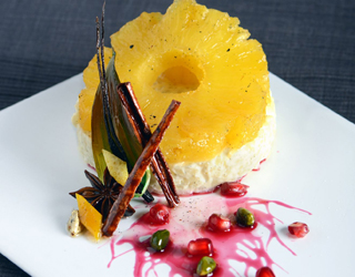 Recette - Ananas rôti, riz crémeux et sirop de grenade Recette - Ananas rôti, riz crémeux et sirop de grenade