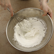 Le bon geste pour réaliser une meringue française