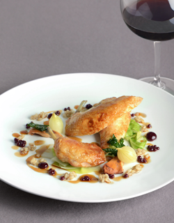 Recette - Coquelet rôti et orge perlé, perles de gelée de pomme et mûre, oignons et champignons braisés Recette - Coquelet rôti et orge perlé, perles de gelée de pomme et mûre, oignons et champignons braisés