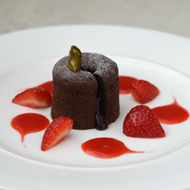 Moelleux chocolat au cœur fondant, coulis de fraise et pistaches caramélisées
