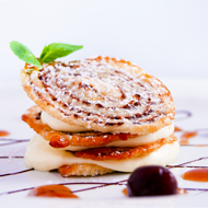 Feuillantine au chocolat, sa crème au fromage blanc à l’orange, sauce aux cerises et au Banyuls