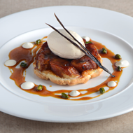 Tarte tatin à la banane, glace au caramel salé et crème chantilly