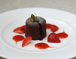 Recipe - Soft-centered chocolate cake, strawberry coulis and caramelized pistachios Recipe - Soft-centered chocolate cake, strawberry coulis and caramelized pistachios
