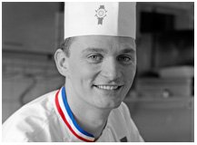 Col bleu, blanc, rouge pour Nicolas Jordan, Chef enseignant à l’ecole Le Cordon Bleu Paris