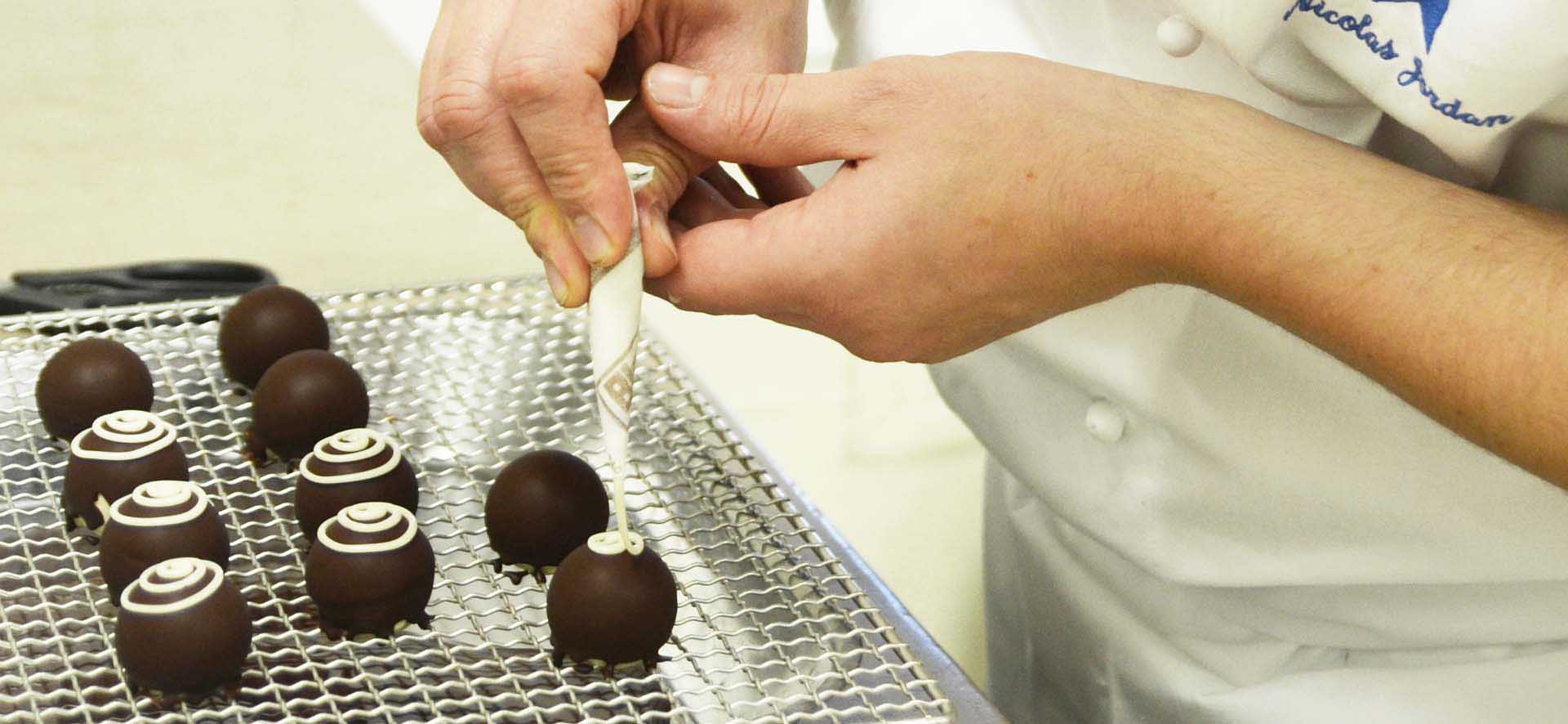 Chef pâtissier décorant des pâtisseries