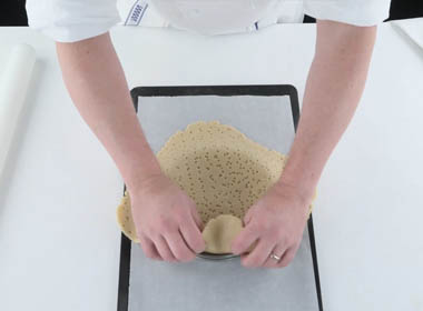 Technique pâtisserie : Foncer un moule à tarte et cuire à blanc - Le Cordon Bleu