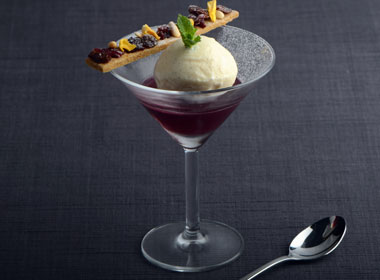 Recipe: Mulled wine jelly, vanilla ice cream and speculoos biscuit with dried fruits and nuts