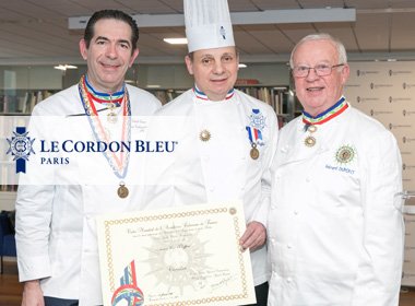 Eric Briffard, Chef executif Le Cordon Bleu Paris, reçoit l’insigne de Chevalier de l’Academie Culinaire de France