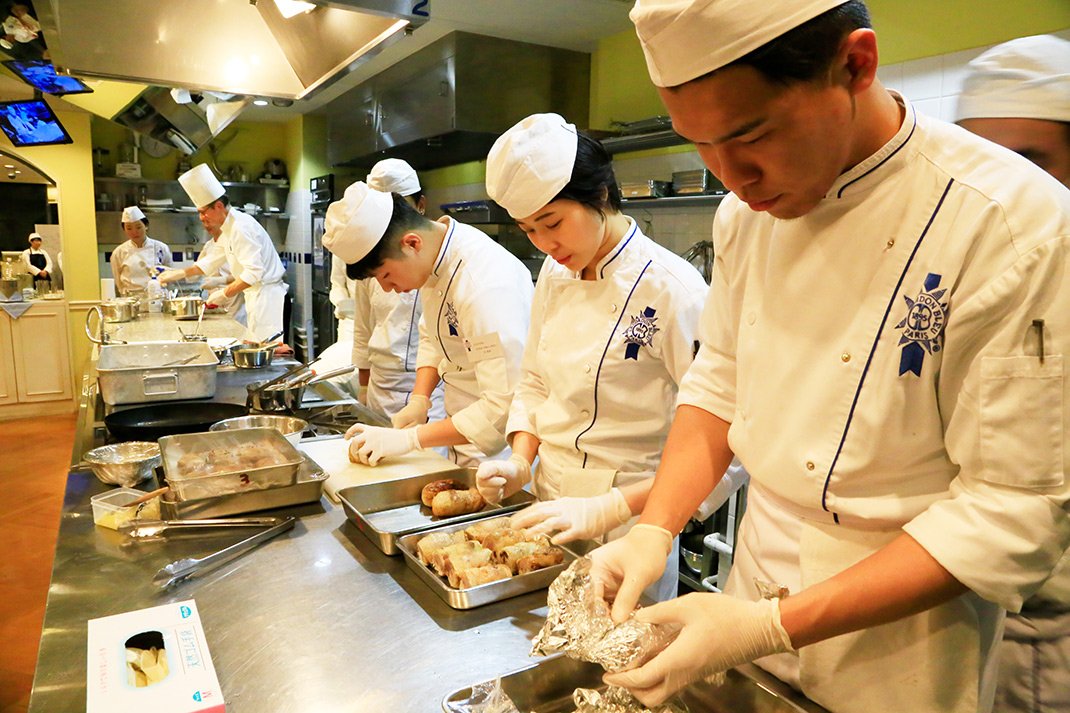 “Dîner Gourmand” event held for the first time at Kobe School