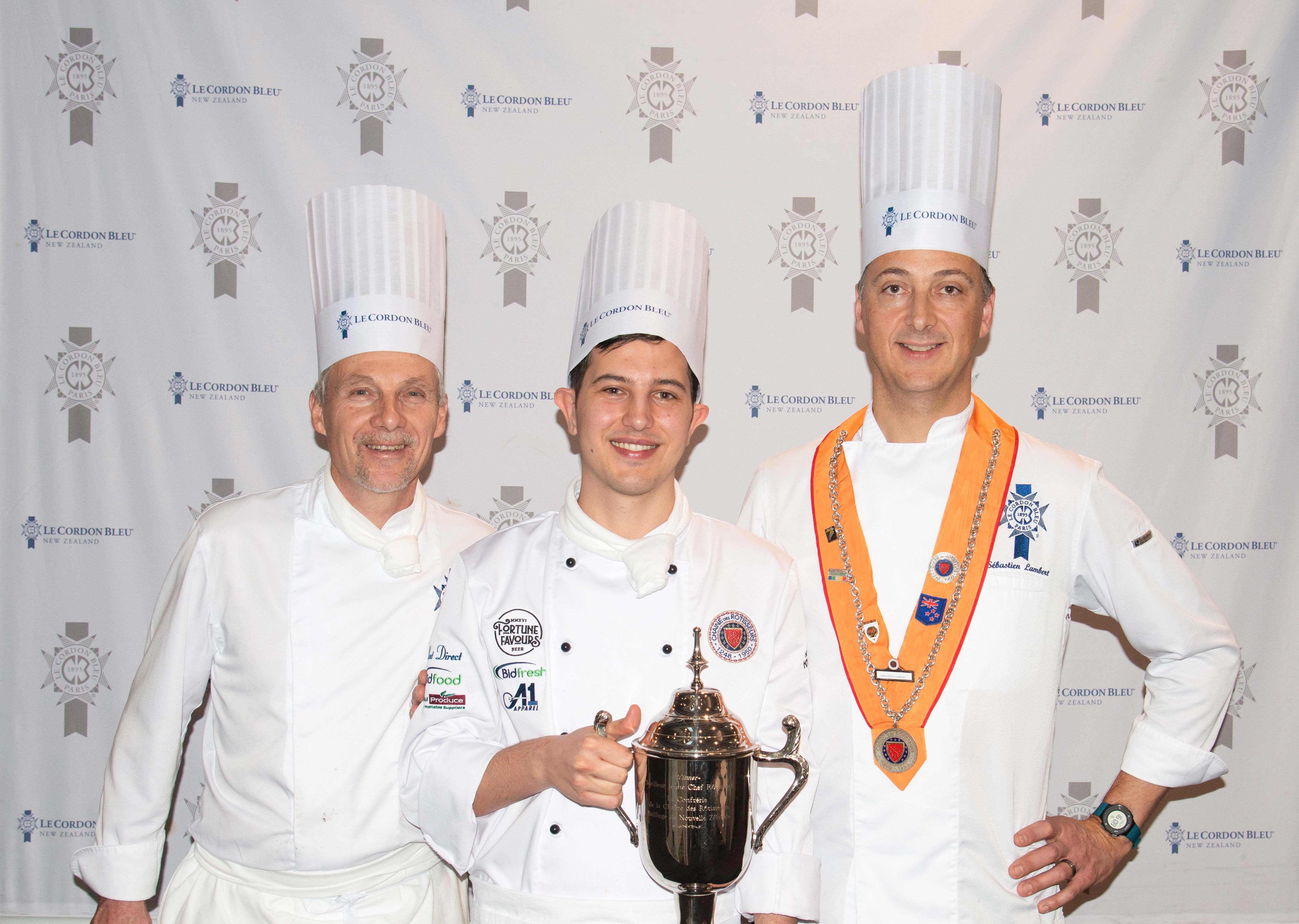 El antiguo alumno Joshua Ross gana un concurso de jóvenes chefs