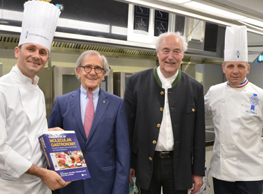 Hervé This, fondateur de la cuisine moléculaire, dévoile son nouveau livre à l'institut Le Cordon Bleu Paris 