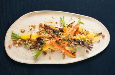 Receta del Día del Chef: Cous cous y ensalada de garbanzo con zanahorias Heirloom asadas y aliño de yogur