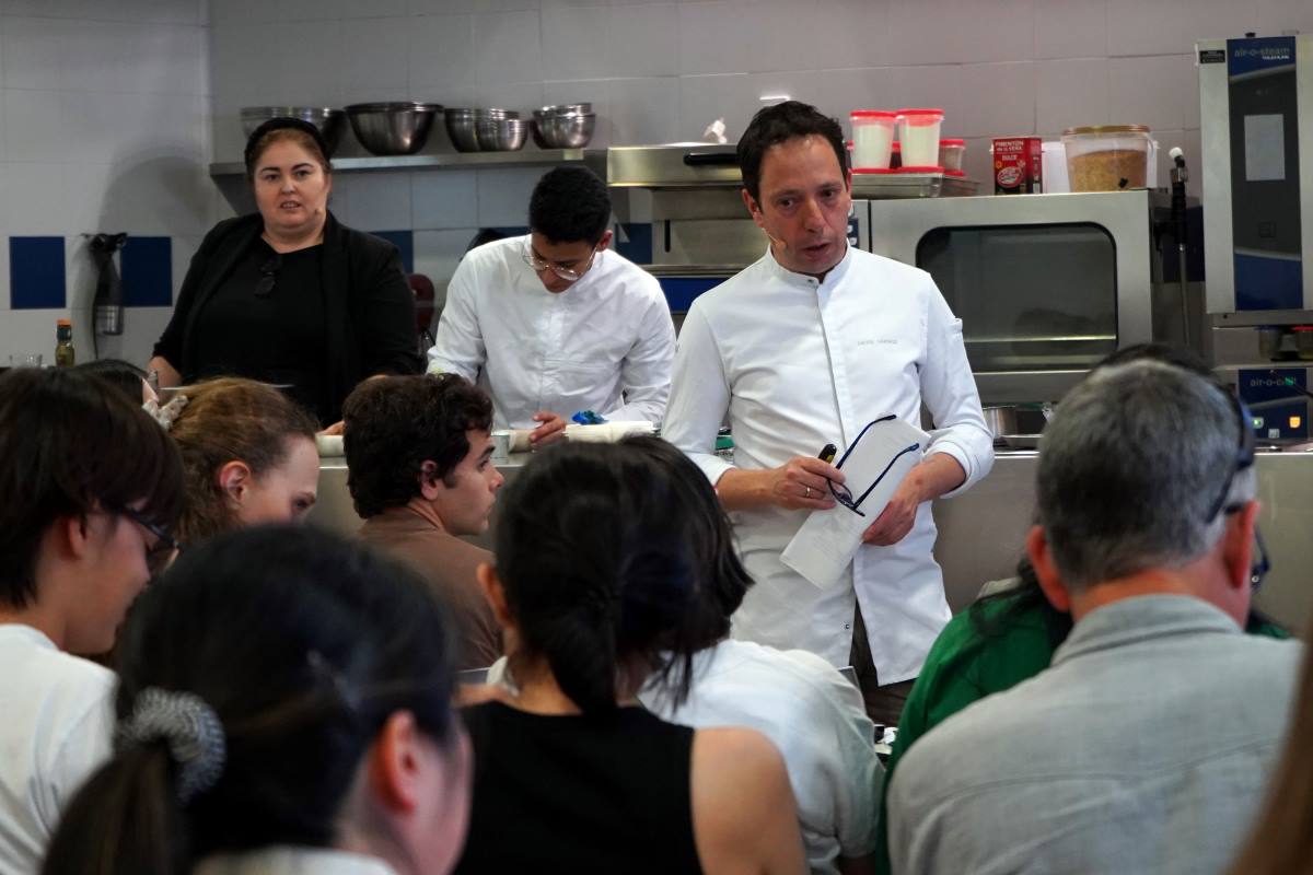La Academia NavarraNavarra Academy of Gastronomy brings chef David Yárnoz to the scheduled activities “Off the menu” of Le Cordon Bleu Madrid.