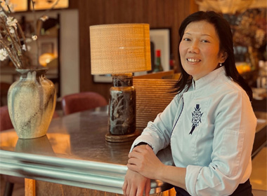 Jen, a chef who offers a French gastronomic experience with a Spanish touch