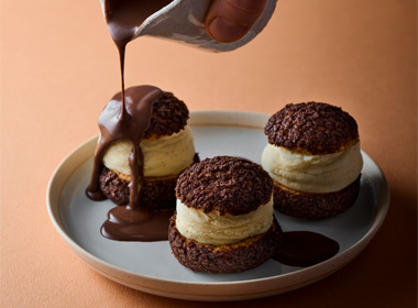 Iced profiteroles with chocolate sauce