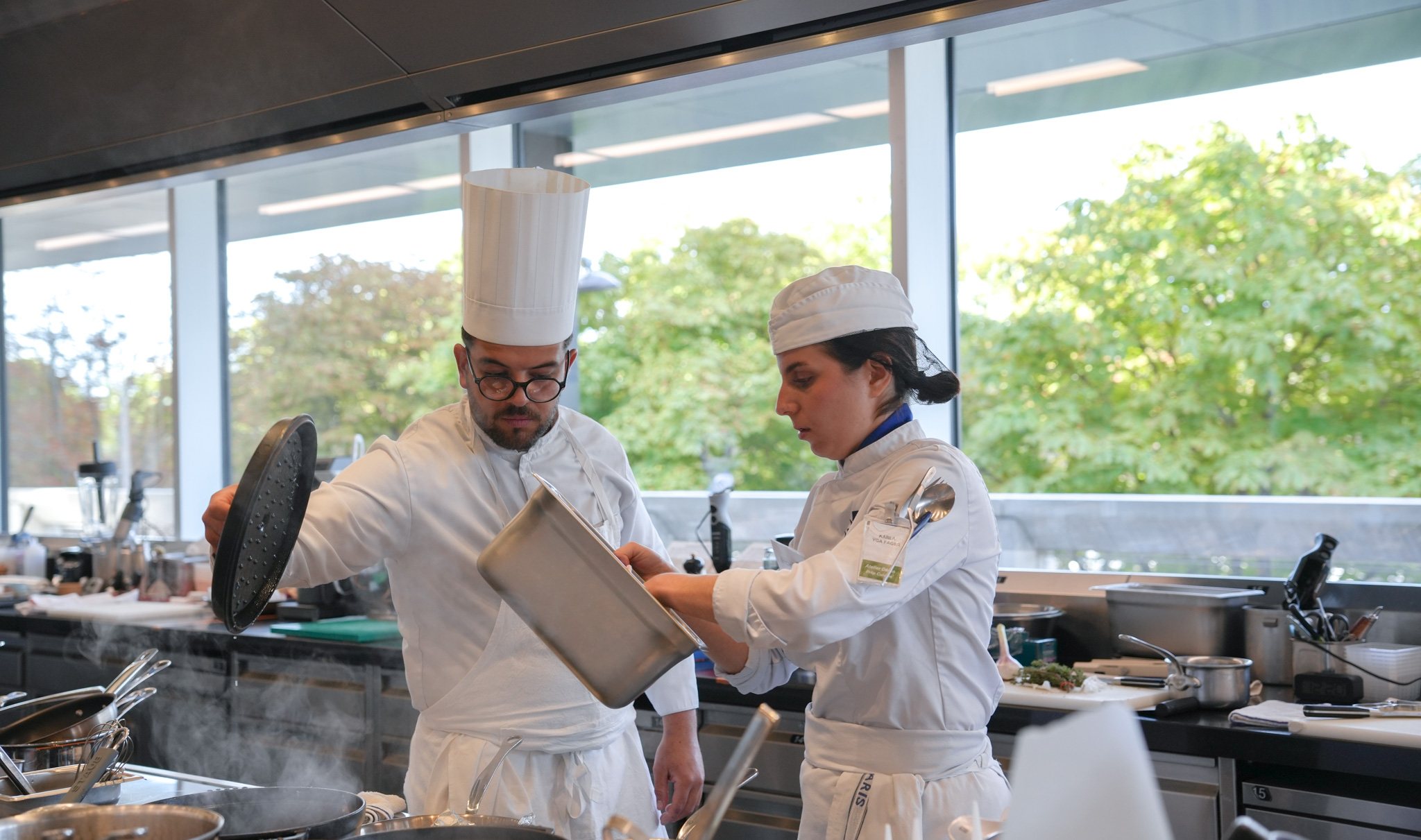 Un candidat et sa commis en cuisine